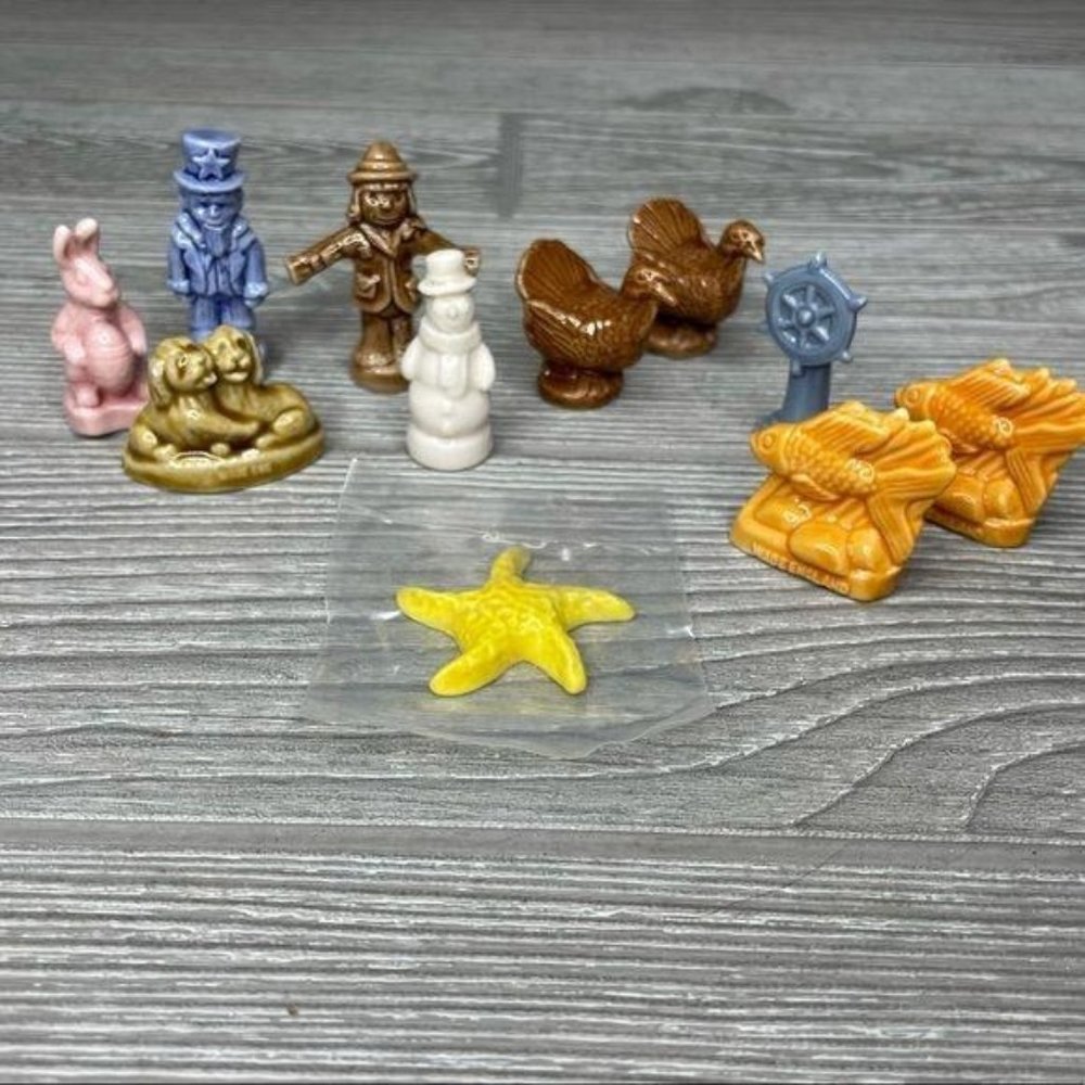 11 wade of England figurines ceramic holiday figurines